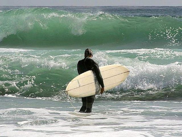 surfers_surfing_ocean_waves_surfboards.jpg (large)