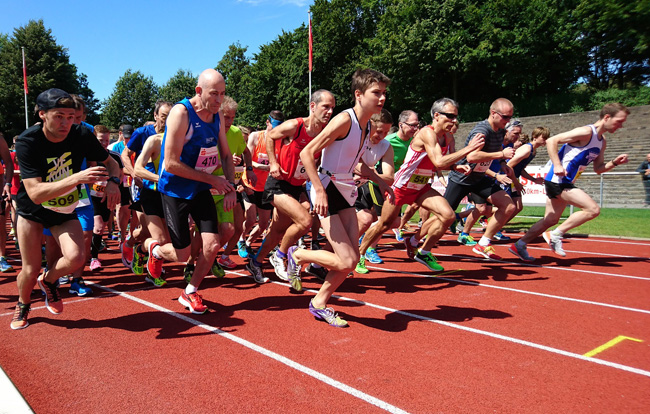 runners at race start demonstrating maximal running speed