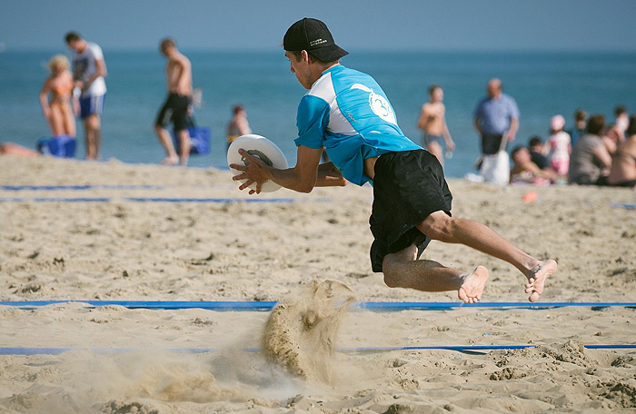 playing disc guts on the beach