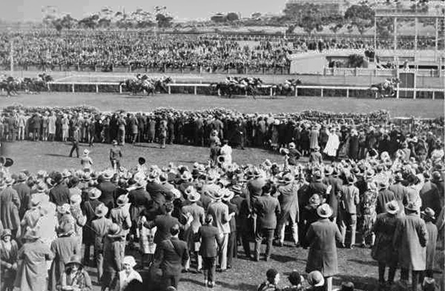 Melbourne Cup horse race - Phar Lap winning the 1930 Melbourne Cup