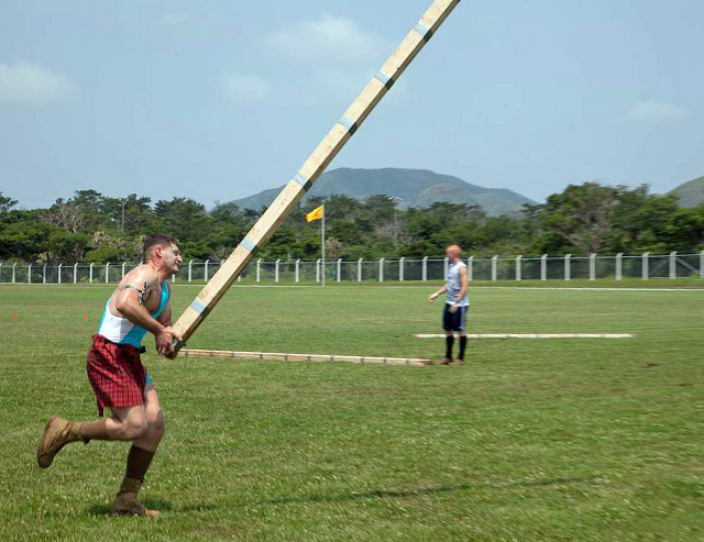 caber tossing event